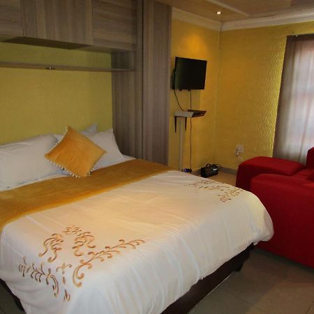 Phomolong Guest House, Westgate, Roodeporte Roodepoort Ngoại thất bức ảnh