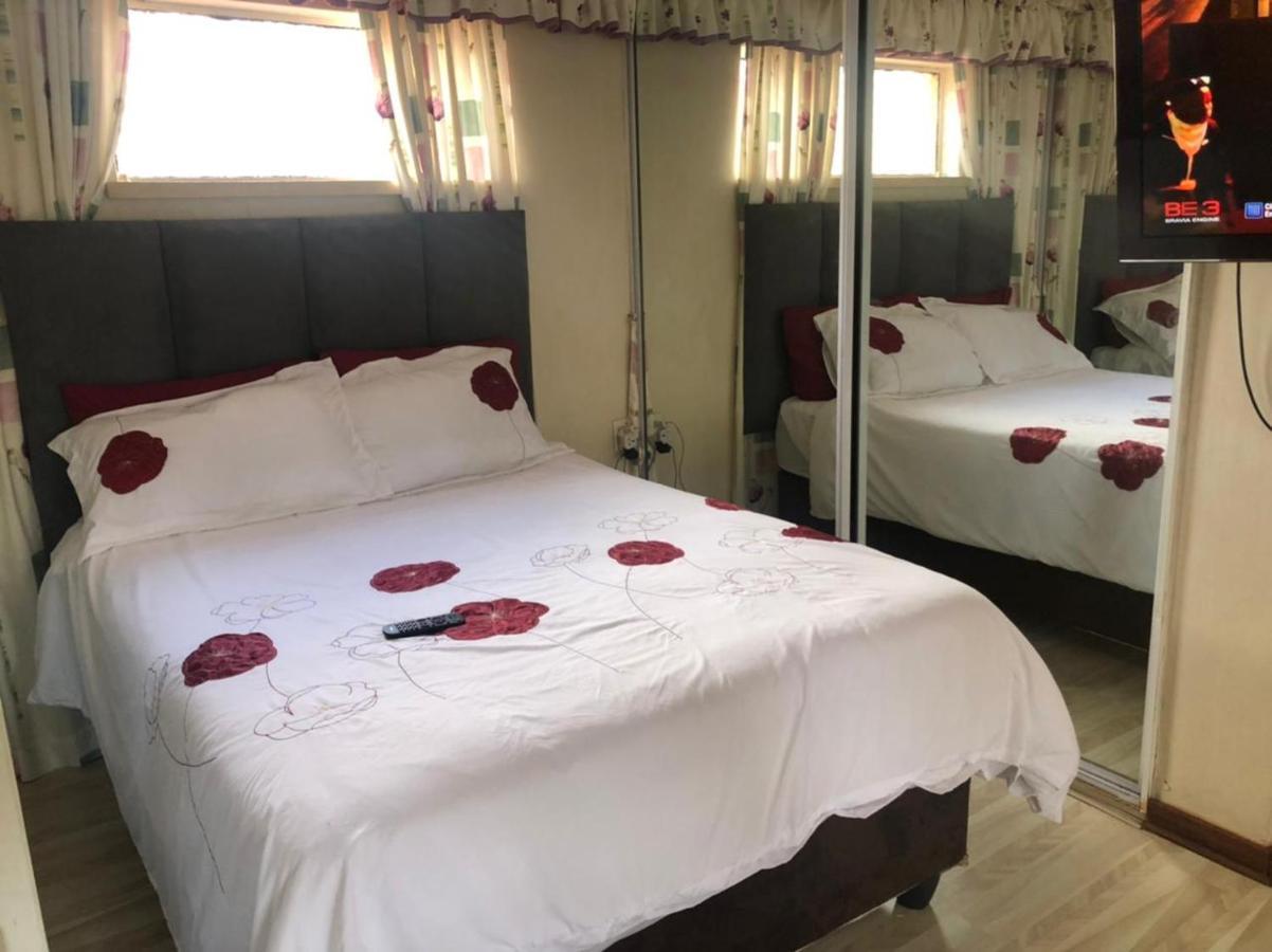 Phomolong Guest House, Westgate, Roodeporte Roodepoort Ngoại thất bức ảnh