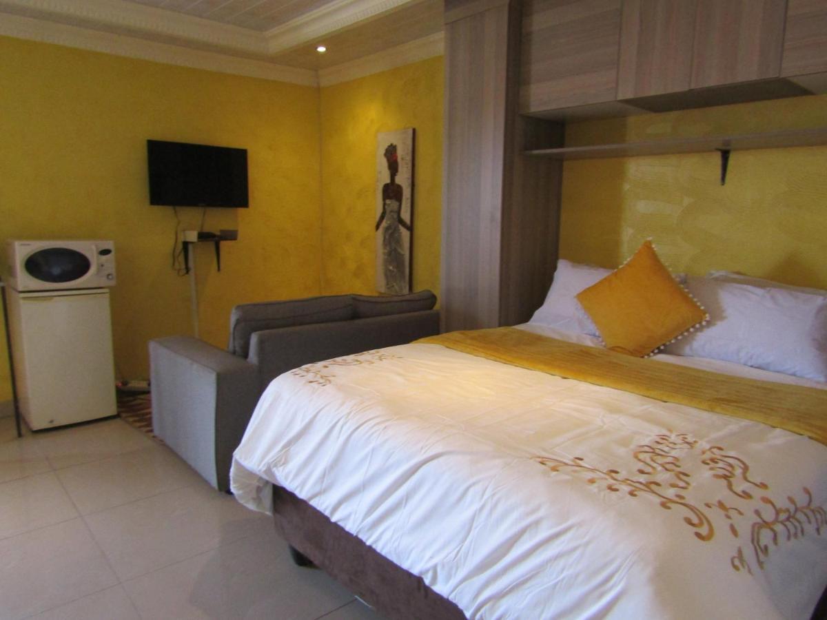 Phomolong Guest House, Westgate, Roodeporte Roodepoort Ngoại thất bức ảnh